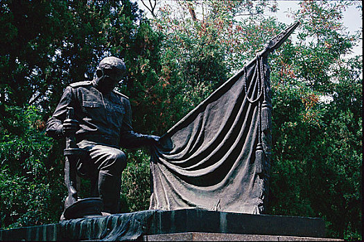 苏军烈士陵园内的苏军烈士纪念碑前塑像