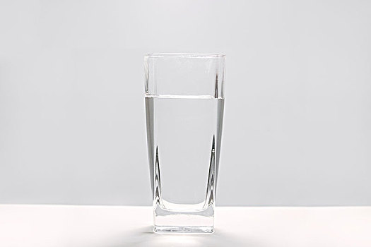 一杯静放在桌面上的清水