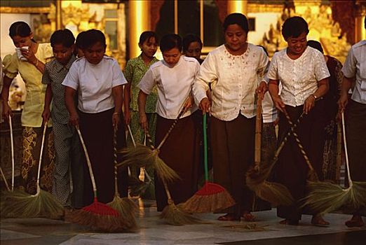 缅甸,仰光,女人,志愿者,打扫,瑞光大金塔