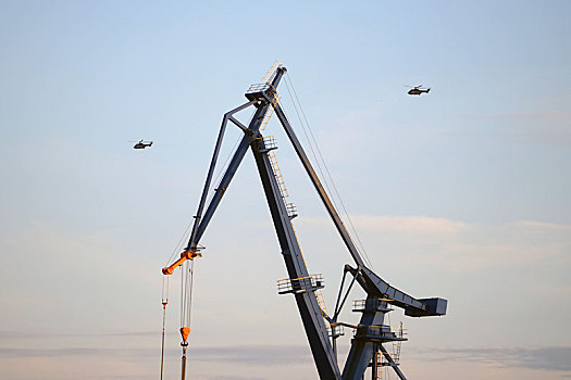 港口吊车与直升机