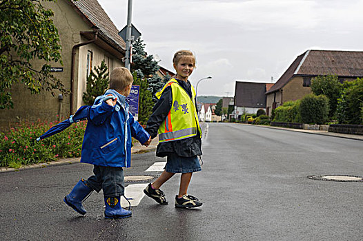 两个孩子,岁月,街道,雨,巴登符腾堡,德国,欧洲