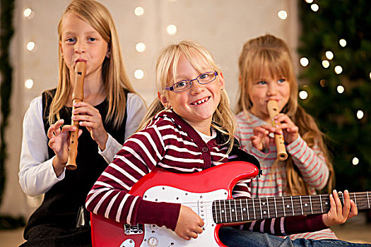 小孩,吉他,笛子,礼物,正面,圣诞树,演奏