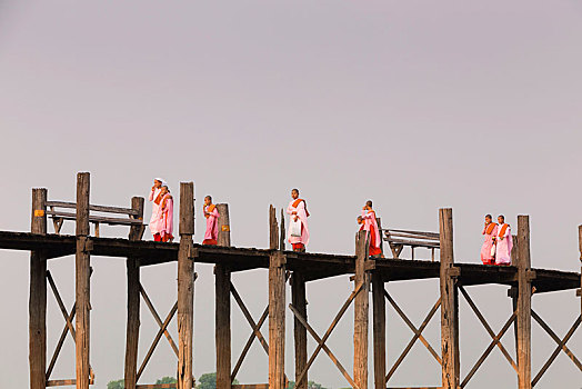 女僧侣,柚木桥,阿马拉布拉,曼德勒,缅甸,亚洲