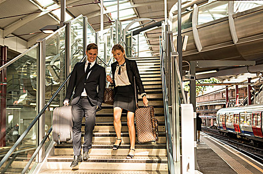商务人士,职业女性,楼梯,地铁站,伦敦,英国