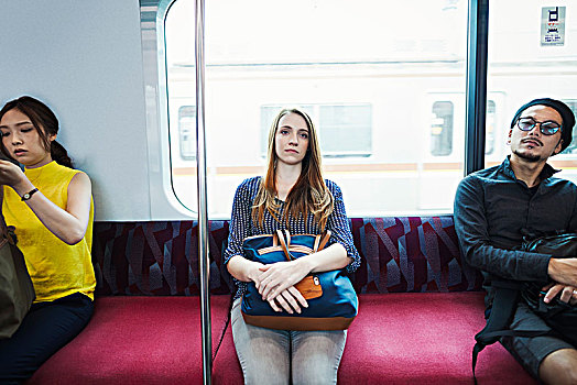 三个人,两个女人,男人,坐,地铁,东京,通勤