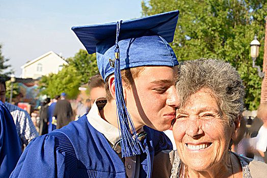 少男,吻,祖母,毕业典礼