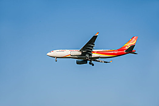 海南航空的飞机正降落重庆江北机场