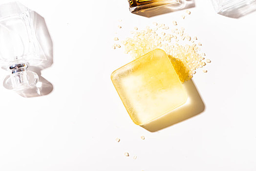 透明黄色香皂和浴盐