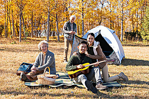 快乐的一家人秋游野餐露营