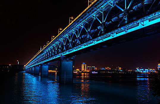 夜幕下的桥梁