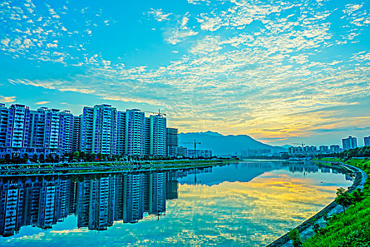 岸边,河流,河堤,绿草,江景,日出,高楼,建筑群