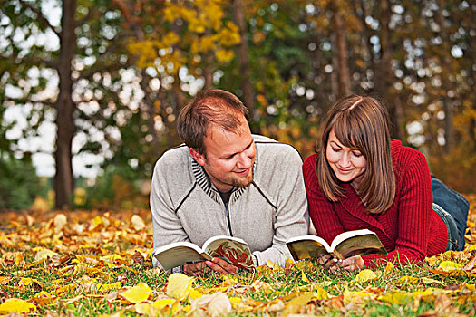 年轻,夫妇,读,公园,艾伯塔省,加拿大
