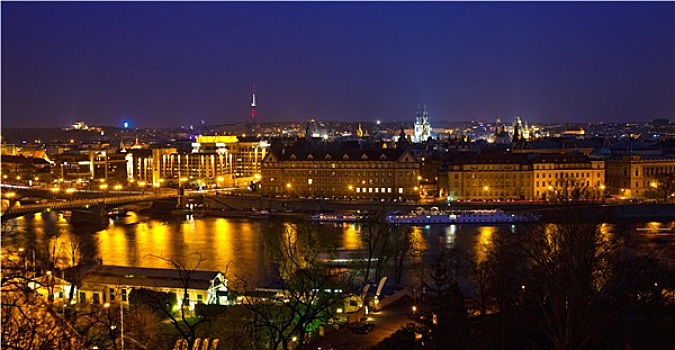 布拉格,伏尔塔瓦河,夜晚