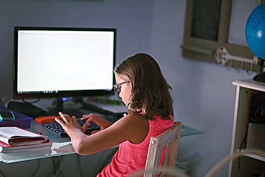 女孩,坐,书桌,家庭作业,用电脑