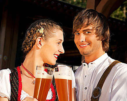 情侣,传统,巴伐利亚,阿尔斯村姑装,皮短裤,正面,啤酒帐篷,啤酒坊,享受,玻璃杯,美味,小麦啤酒