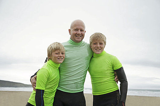 男人,两个男孩,穿,冲浪,紧身潜水衣,站立,海滩,微笑