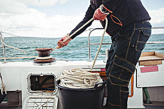 渔民,系,绳索,系船柱,船