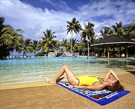 女青年,游泳池,毛巾,棕榈树,太阳,岛屿,阿里环礁,马尔代夫,印度洋