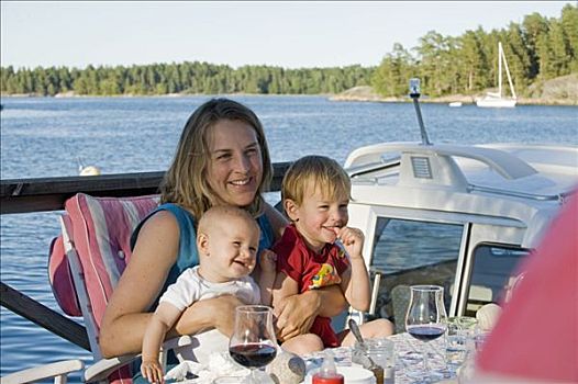 女人,两个孩子,吃,户外,瑞典