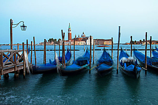 威尼斯傍晚一排整齐的船停靠在港口