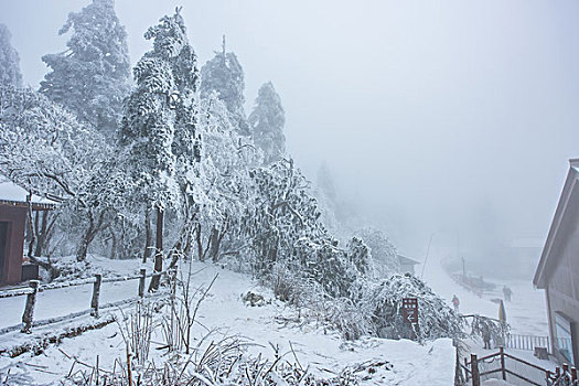 峨眉山雪景