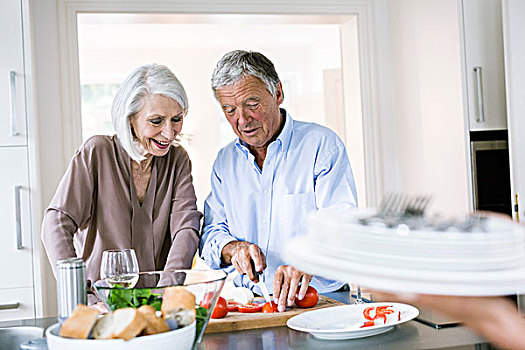 老年,夫妻,准备,午餐,厨房操作台