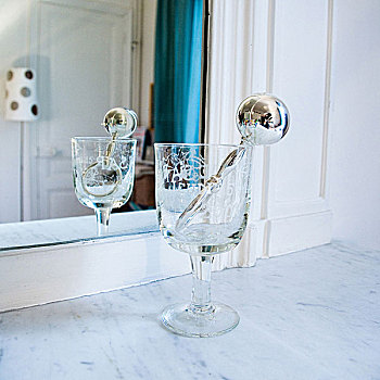 银,高脚玻璃杯,正面,镜子