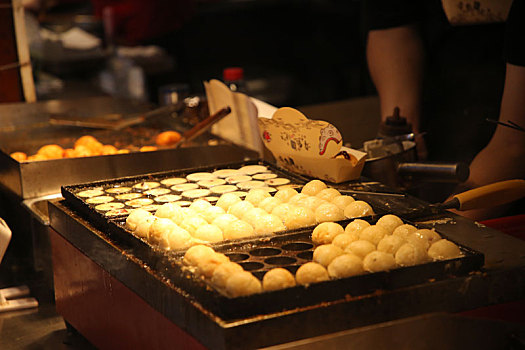 广东省深圳市,东门步行街人流如织,数百种特色美食让人流连忘返