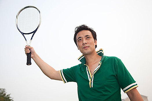 户外打网球的年轻男人