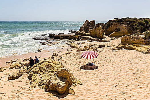 人,沙滩,坐,靠近,红色,白色,条纹,阳伞,石头,阿尔布斐拉,阿尔加维,葡萄牙