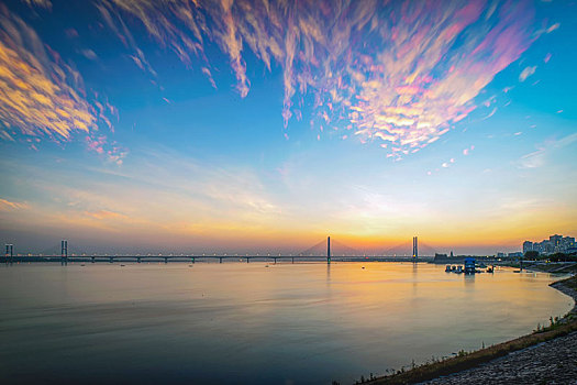 夕阳下的荆州长江大桥