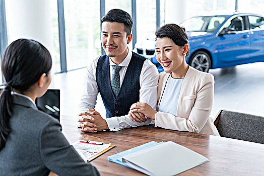 年輕夫妻選購汽車