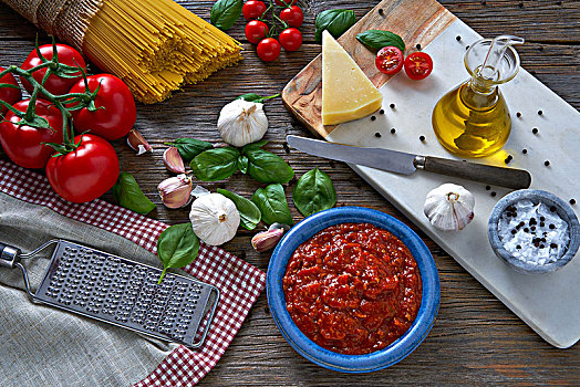 意大利,意大利面,食物,奶酪,西红柿,蒜,罗勒,木头