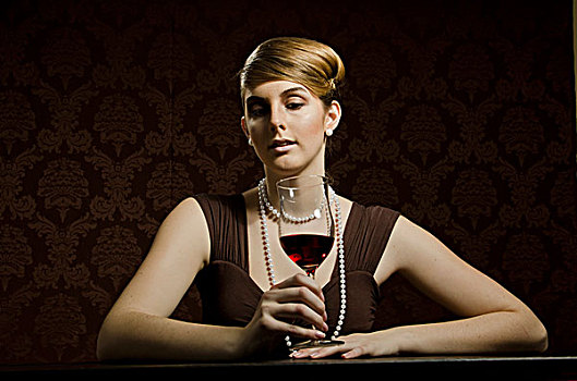女青年,戴着,珍珠项链,珍珠耳环,红酒,葡萄酒杯