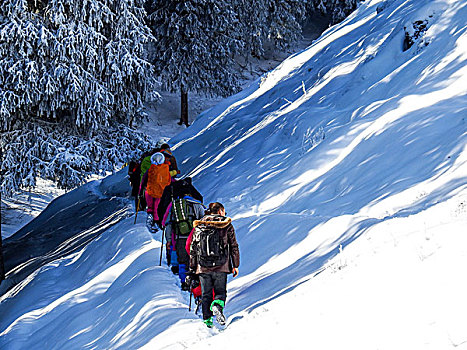 徒步冬季的乌鲁木齐南山