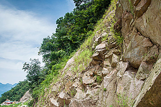 陡峭的岩石山体