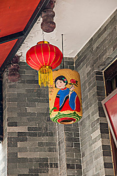 广州岭南印象园民居门庭前的灯笼