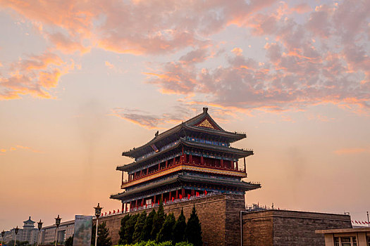 晚霞映照下的北京正阳门城楼,前门城楼