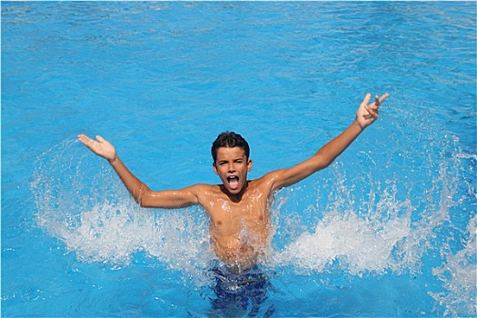 男孩,青少年,溅,水,伸展胳膊,游泳池