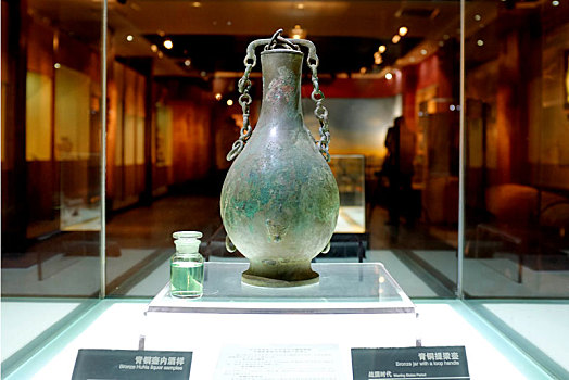 陈列在河北省张家口市宣化区博物馆的战国时期青铜提梁壶和酒样