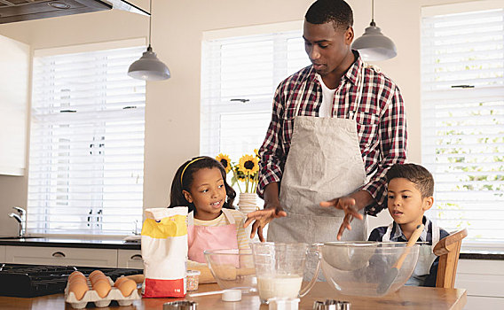 美国黑人,父亲,孩子,烘制,饼干,厨房