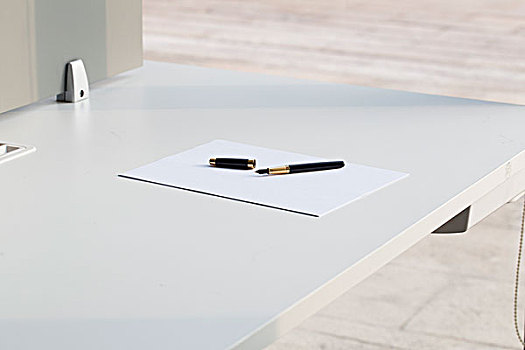 桌子上的笔和纸