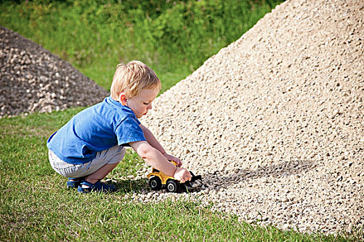 男孩,玩具卡车,石头,堆,艾伯塔省,加拿大