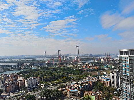 广东省广州市,蓝天白云映衬下的花园式小区