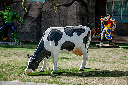 新疆泽普金胡杨国家森林公园奶牛雕塑