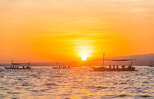 日出,独木舟,海中,海滩,巴厘岛,印度尼西亚,亚洲