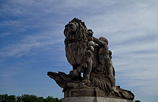法国巴黎--亚历山大三世桥,孩子带领下的狮子像
