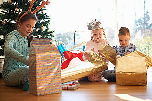 男孩,姐妹,坐,客厅,地面,打开,圣诞礼物