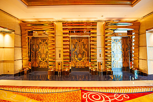 阿联酋迪拜朱美拉海滩阿拉伯塔,帆船,酒店内金色大厅电梯间