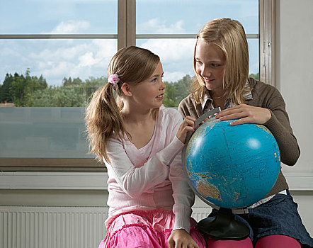 两个女孩,学习,地球